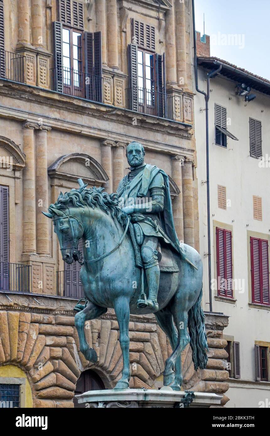 Florence, Toscane, Italie - 1er avril 2018 : statue équestre en bronze de Cosimo I sur la place Piazza della Signoria. Bâtiments historiques en arrière-plan. Photo verticale. Banque D'Images