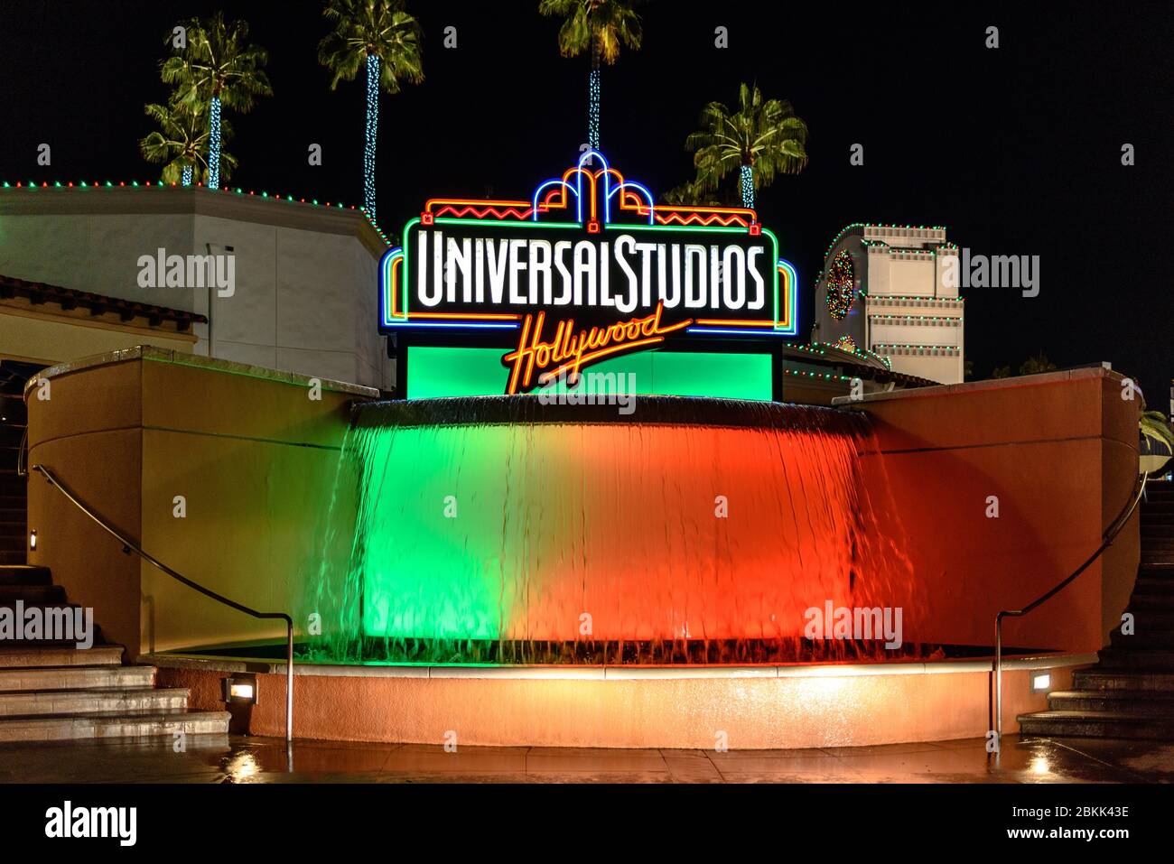 Le panneau Universal Studios Hollywood au-dessus d'une fontaine illuminée Banque D'Images