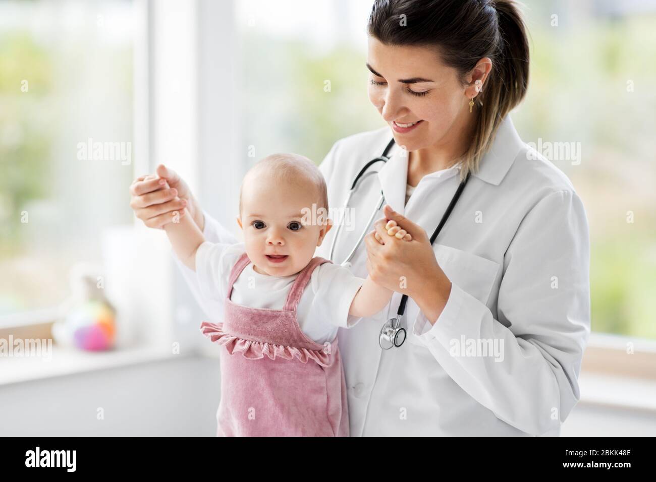 médecin pédiatre féminin avec bébé à la clinique Banque D'Images