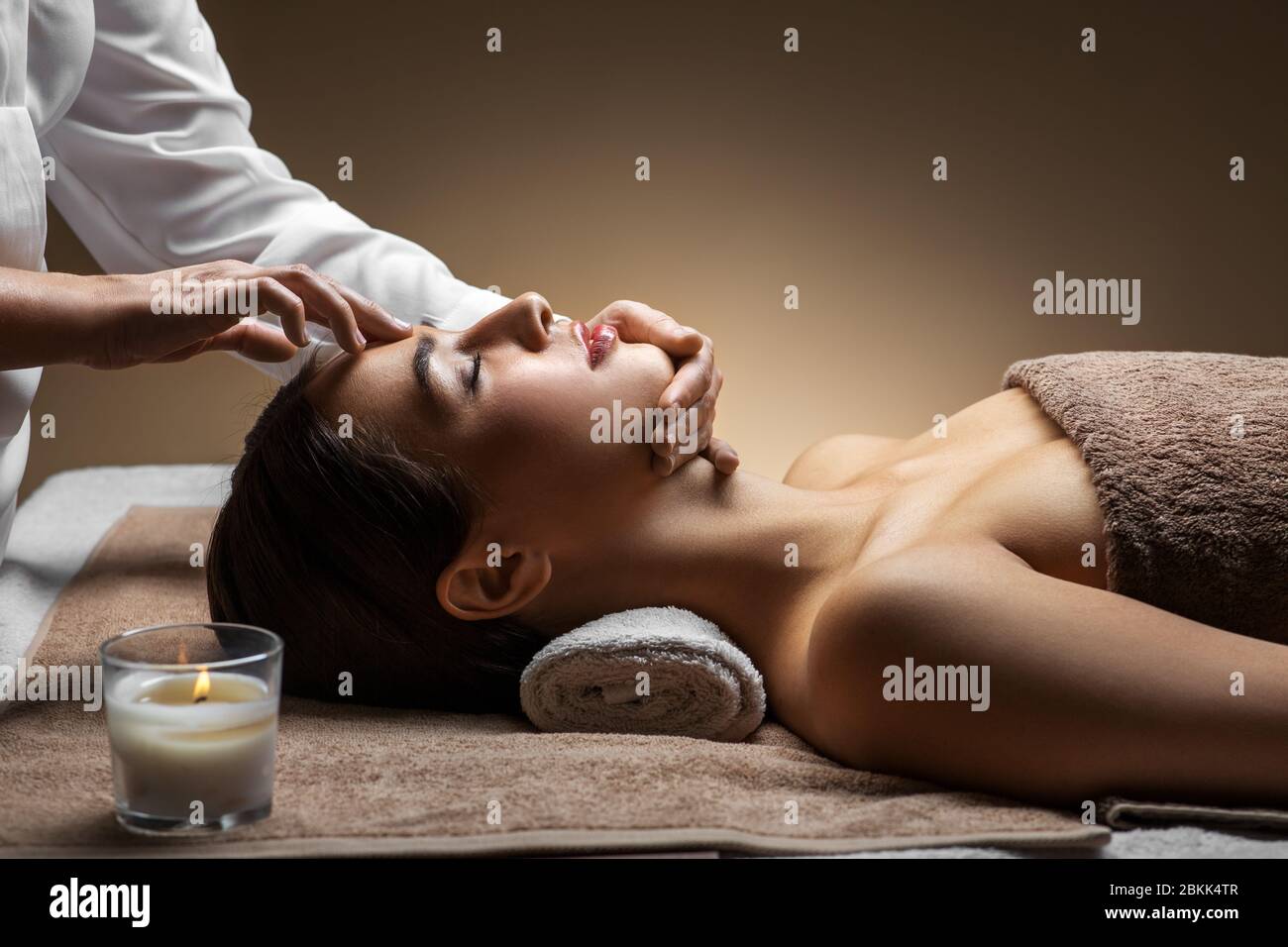 Femme de tête et visage massage au spa Banque D'Images