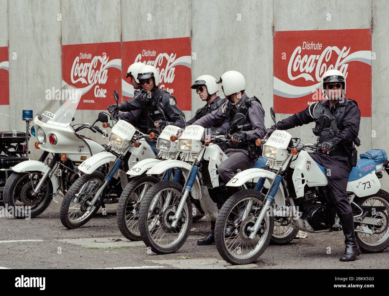Les flics de moto se trouvent devant les panneaux Coca Cola au Costa Rica Banque D'Images