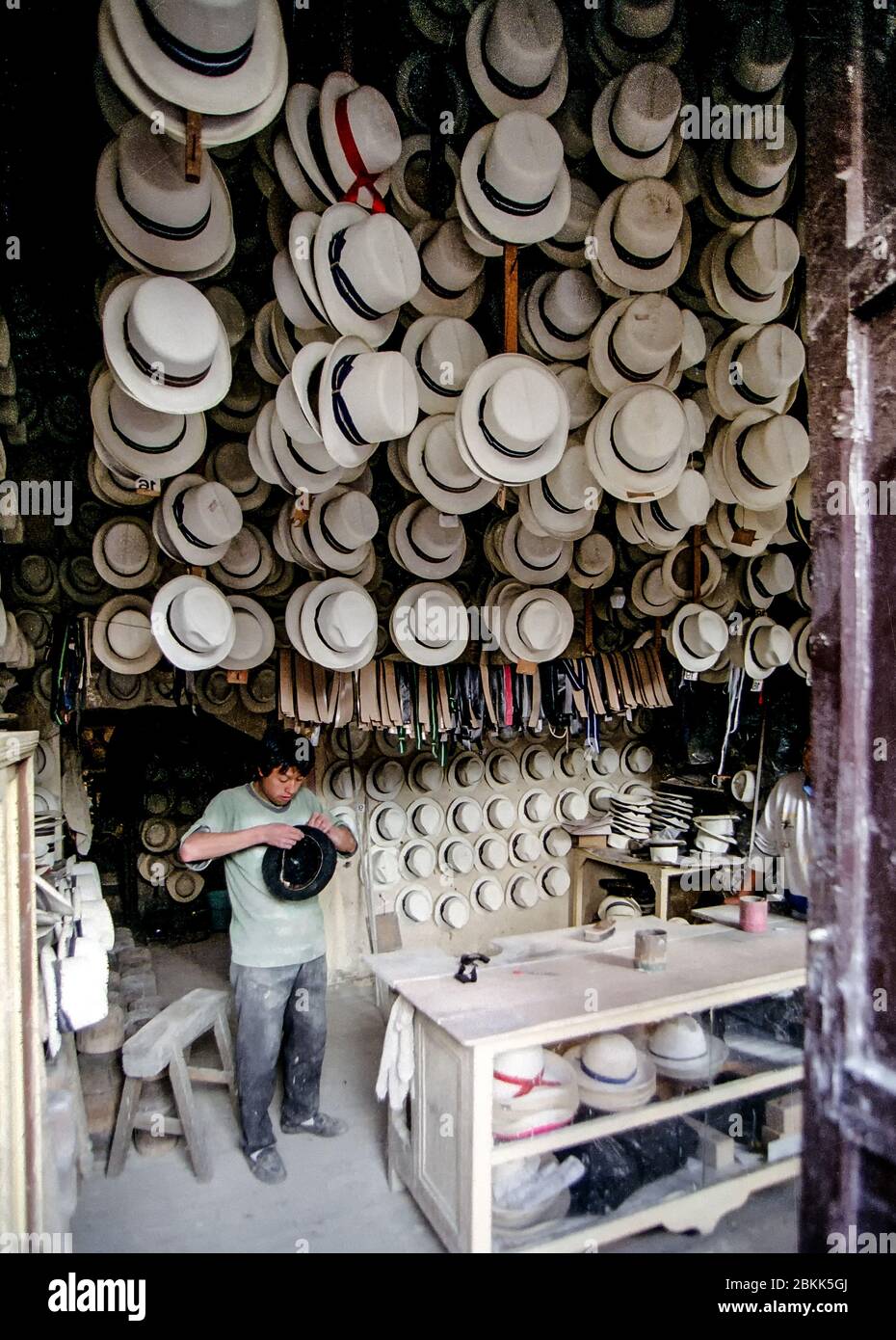 Chapeaux faits main exposés en Équateur Banque D'Images