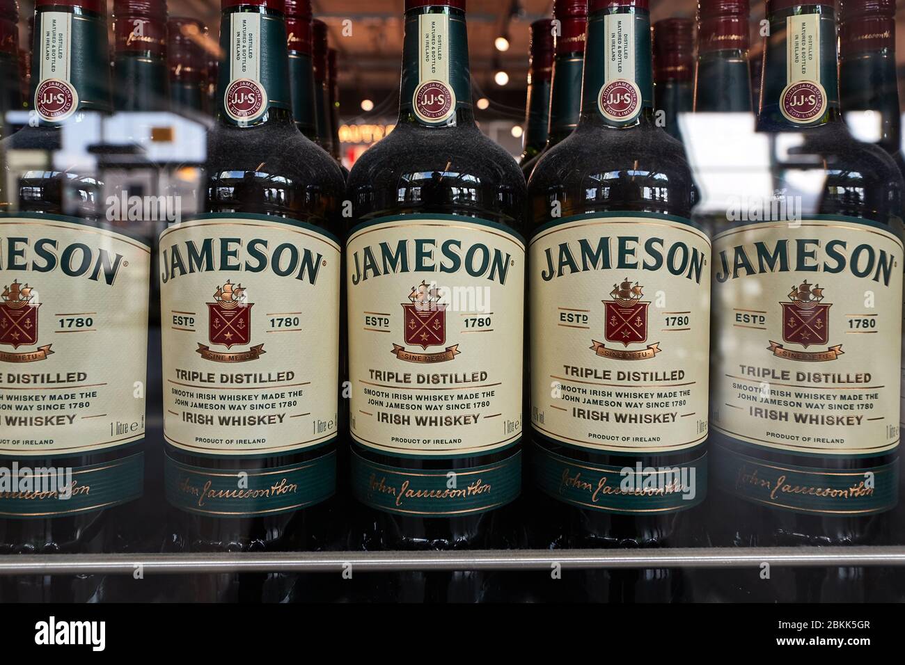 Bouteilles de whisky Jameson dans une fenêtre de magasin Banque D'Images