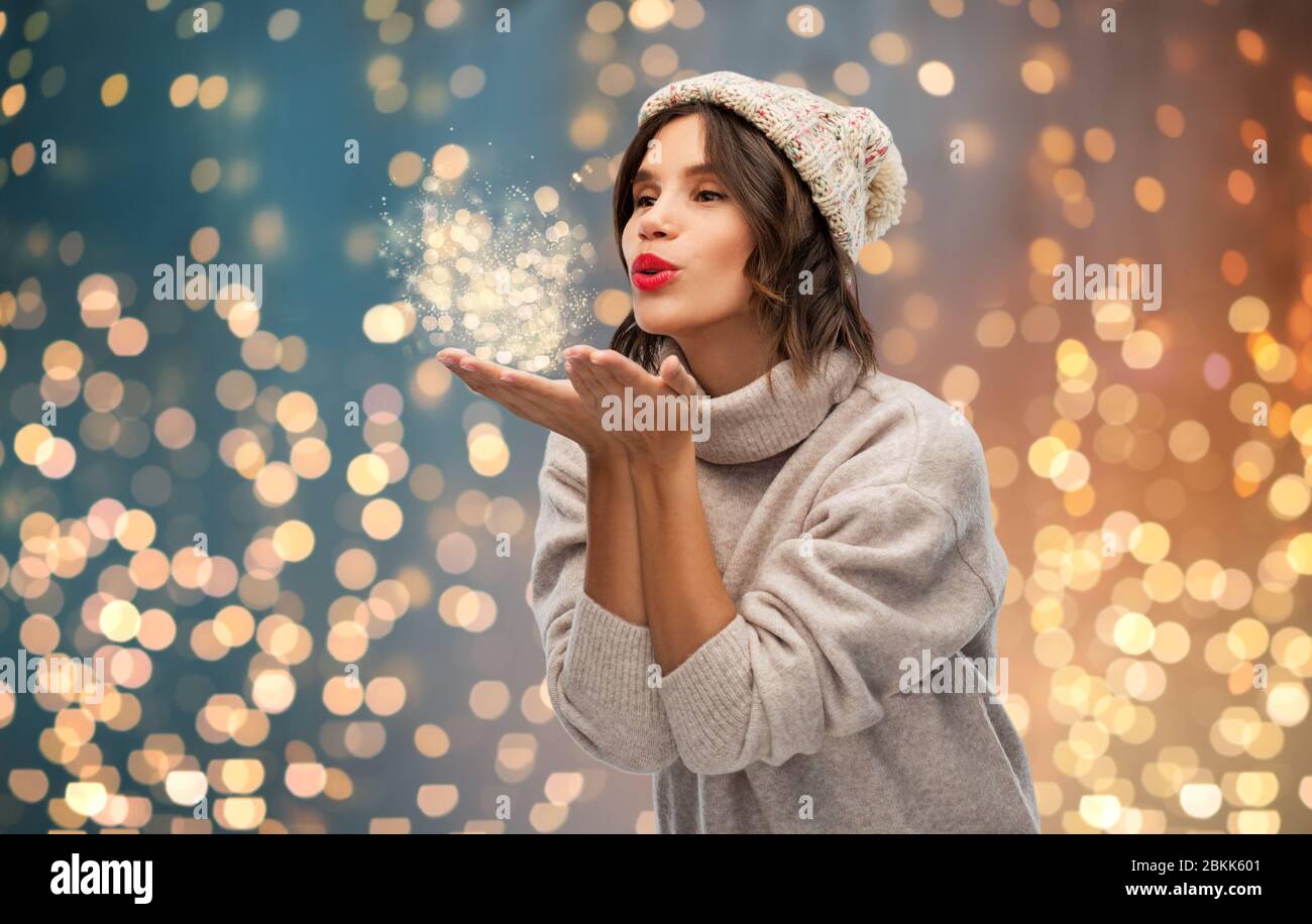 jeune femme en tricot chapeau d'hiver envoyant l'air baiser Banque D'Images