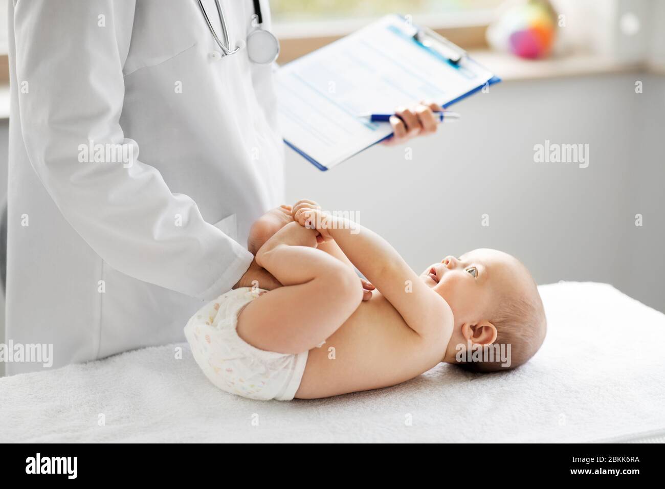 médecin pédiatre féminin avec bébé à la clinique Banque D'Images