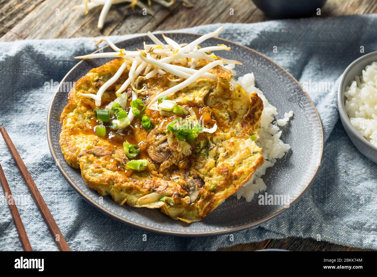 Omelette à l'oeuf chinois maison Foo Yung avec riz Banque D'Images