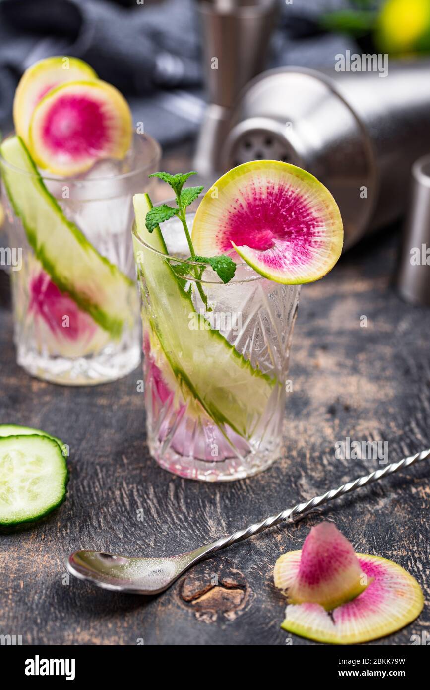 Cocktail au concombre et au radis Banque D'Images