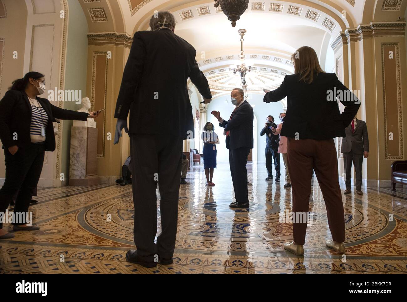 Washington, États-Unis. 04 mai 2020. Charles Schumer, leader minoritaire du Sénat, D-NY, parle aux journalistes car ils se sont réunis à distance sociale après que le Sénat s'est réuni à nouveau suite à un congé prolongé en raison de la pandémie de Coronavirus, sur Capitol Hill à Washington, DC, le lundi 4 mai 2020. Photo de Kevin Dietsch/UPI crédit: UPI/Alay Live News Banque D'Images