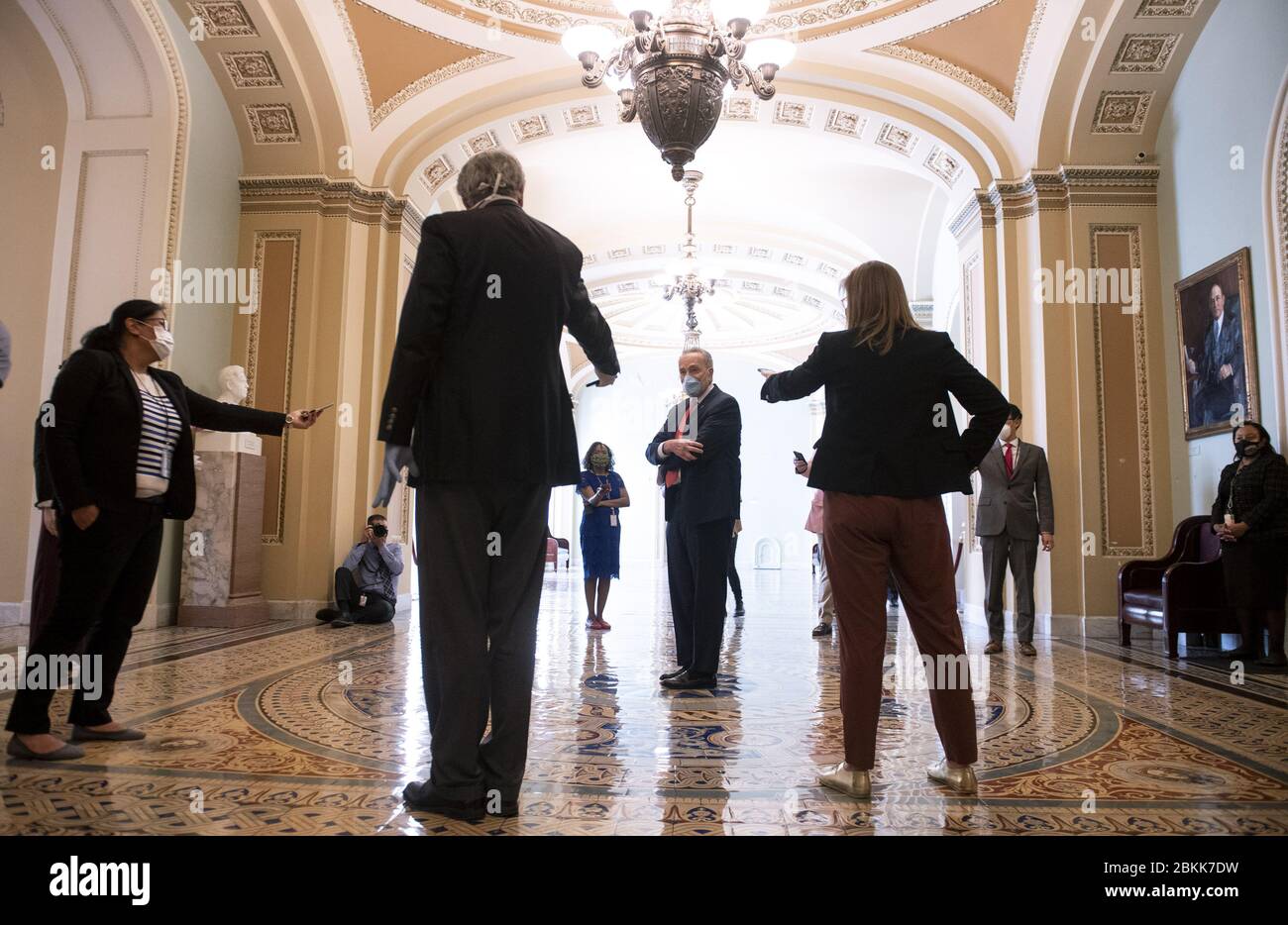 Washington, États-Unis. 04 mai 2020. Charles Schumer, leader minoritaire du Sénat, D-NY, parle aux journalistes car ils se sont réunis à distance sociale après que le Sénat s'est réuni à nouveau suite à un congé prolongé en raison de la pandémie de Coronavirus, sur Capitol Hill à Washington, DC, le lundi 4 mai 2020. Photo de Kevin Dietsch/UPI crédit: UPI/Alay Live News Banque D'Images