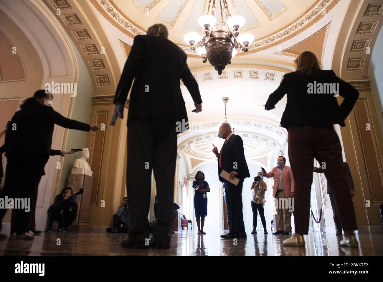 Washington, États-Unis. 04 mai 2020. Charles Schumer, leader minoritaire du Sénat, D-NY, parle aux journalistes car ils se sont réunis à distance sociale après que le Sénat s'est réuni à nouveau suite à un congé prolongé en raison de la pandémie de Coronavirus, sur Capitol Hill à Washington, DC, le lundi 4 mai 2020. Photo de Kevin Dietsch/UPI crédit: UPI/Alay Live News Banque D'Images