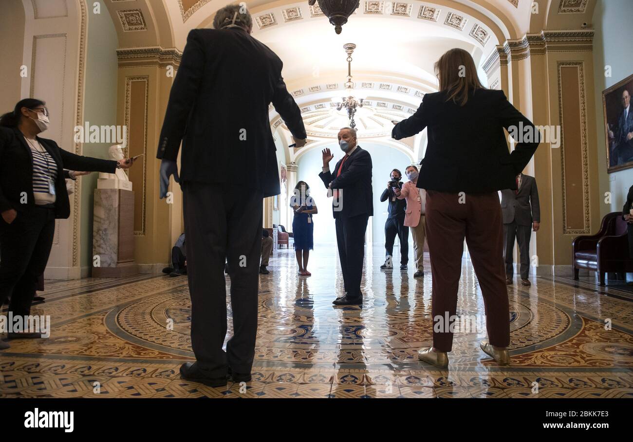 Washington, États-Unis. 04 mai 2020. Charles Schumer, leader minoritaire du Sénat, D-NY, parle aux journalistes car ils se sont réunis à distance sociale après que le Sénat s'est réuni à nouveau suite à un congé prolongé en raison de la pandémie de Coronavirus, sur Capitol Hill à Washington, DC, le lundi 4 mai 2020. Photo de Kevin Dietsch/UPI crédit: UPI/Alay Live News Banque D'Images