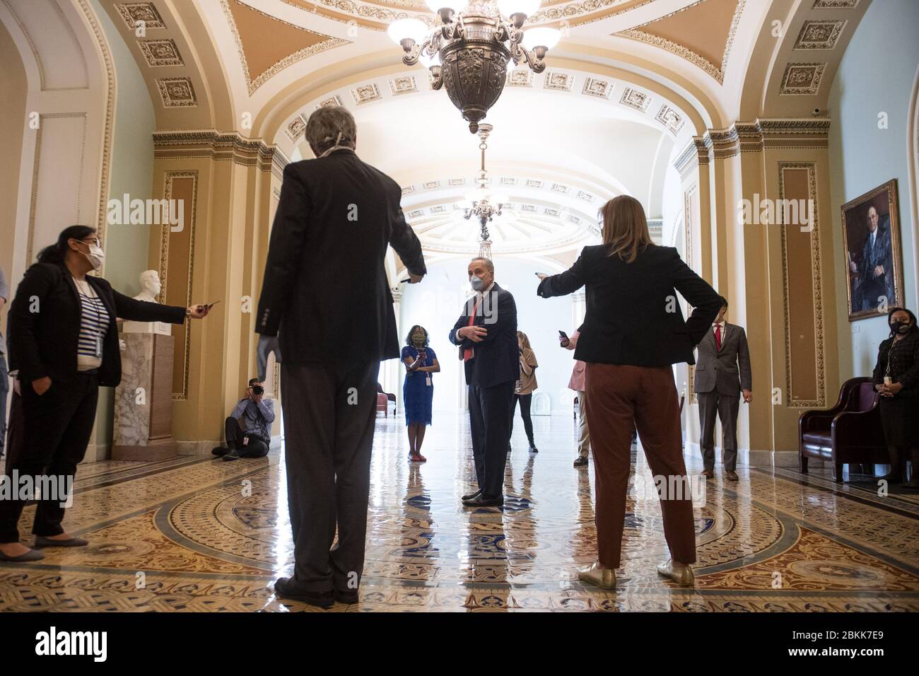 Washington, États-Unis. 04 mai 2020. Charles Schumer, leader minoritaire du Sénat, D-NY, parle aux journalistes car ils se sont réunis à distance sociale après que le Sénat s'est réuni à nouveau suite à un congé prolongé en raison de la pandémie de Coronavirus, sur Capitol Hill à Washington, DC, le lundi 4 mai 2020. Photo de Kevin Dietsch/UPI crédit: UPI/Alay Live News Banque D'Images