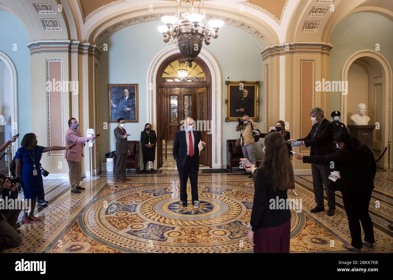 Washington, États-Unis. 04 mai 2020. Charles Schumer, leader minoritaire du Sénat, D-NY, parle aux journalistes car ils se sont réunis à distance sociale après que le Sénat s'est réuni à nouveau suite à un congé prolongé en raison de la pandémie de Coronavirus, sur Capitol Hill à Washington, DC, le lundi 4 mai 2020. Photo de Kevin Dietsch/UPI crédit: UPI/Alay Live News Banque D'Images