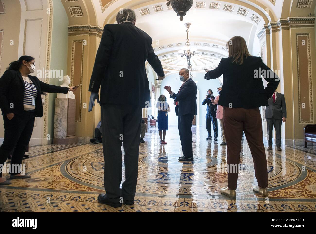 Washington, États-Unis. 04 mai 2020. Charles Schumer, leader minoritaire du Sénat, D-NY, parle aux journalistes car ils se sont réunis à distance sociale après que le Sénat s'est réuni à nouveau suite à un congé prolongé en raison de la pandémie de Coronavirus, sur Capitol Hill à Washington, DC, le lundi 4 mai 2020. Photo de Kevin Dietsch/UPI crédit: UPI/Alay Live News Banque D'Images