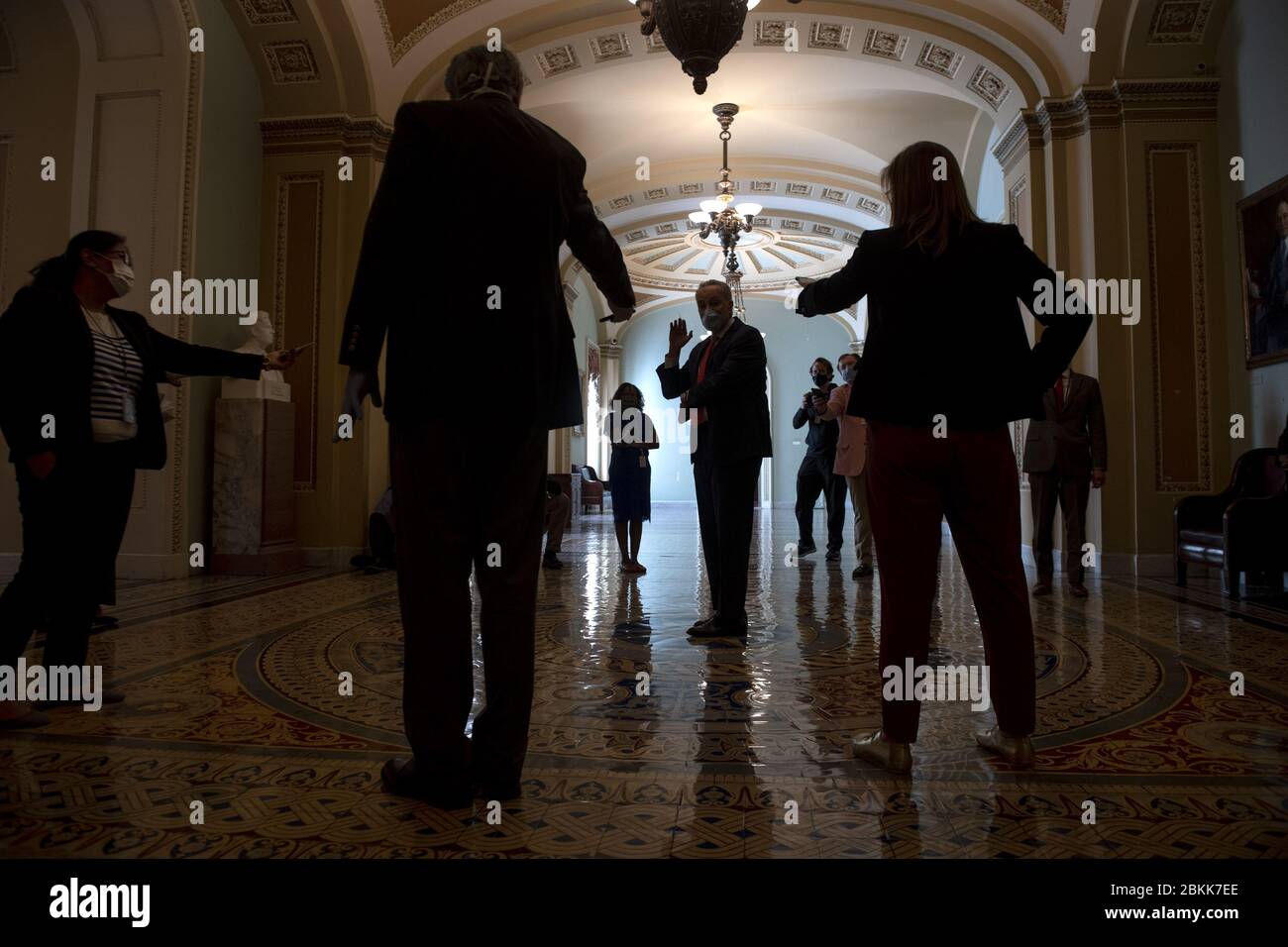 Washington, États-Unis. 04 mai 2020. Charles Schumer, leader minoritaire du Sénat, D-NY, parle aux journalistes car ils se sont réunis à distance sociale après que le Sénat s'est réuni à nouveau suite à un congé prolongé en raison de la pandémie de Coronavirus, sur Capitol Hill à Washington, DC, le lundi 4 mai 2020. Photo de Kevin Dietsch/UPI crédit: UPI/Alay Live News Banque D'Images
