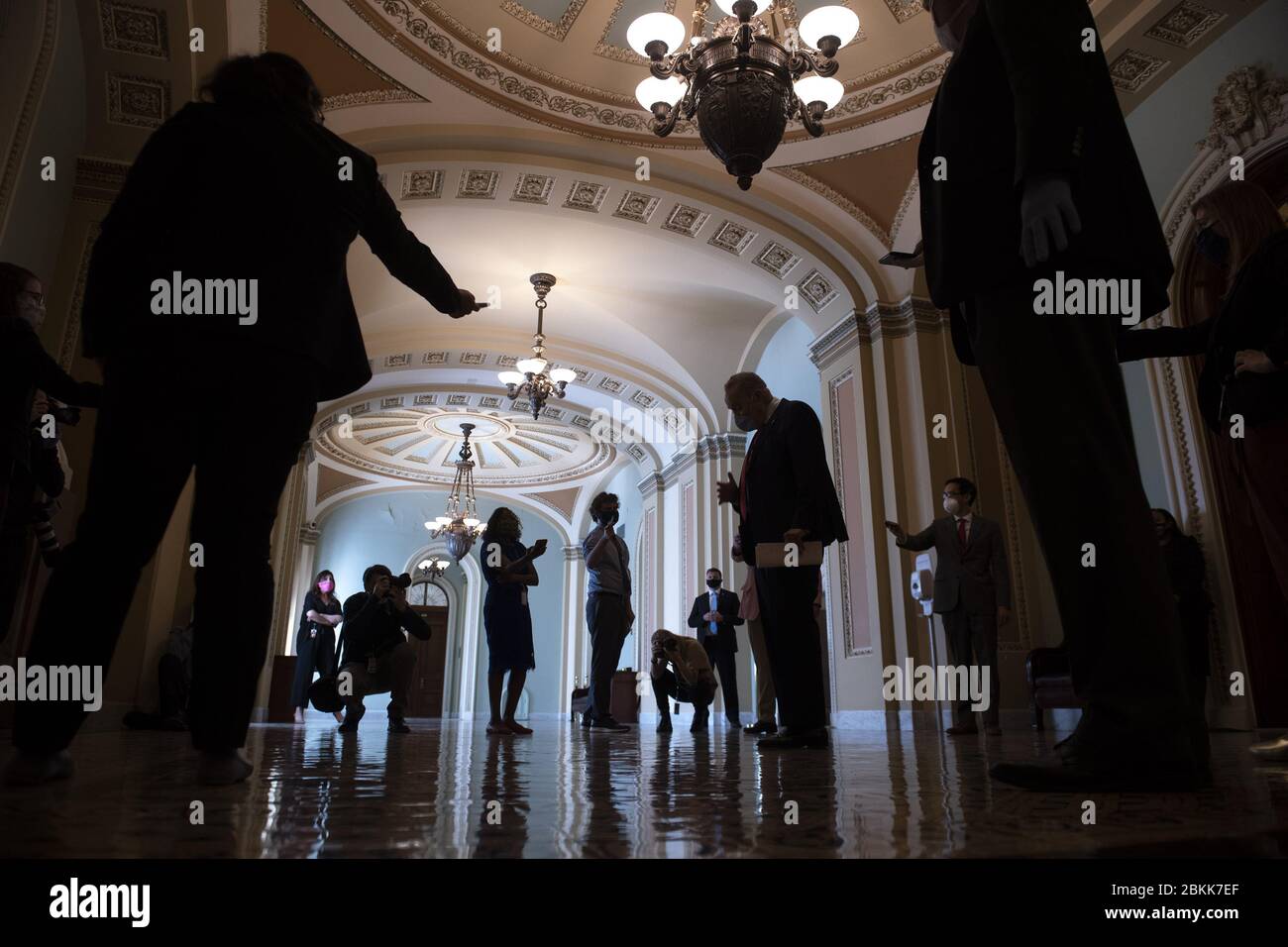 Washington, États-Unis. 04 mai 2020. Charles Schumer, leader minoritaire du Sénat, D-NY, parle aux journalistes car ils se sont réunis à distance sociale après que le Sénat s'est réuni à nouveau suite à un congé prolongé en raison de la pandémie de Coronavirus, sur Capitol Hill à Washington, DC, le lundi 4 mai 2020. Photo de Kevin Dietsch/UPI crédit: UPI/Alay Live News Banque D'Images