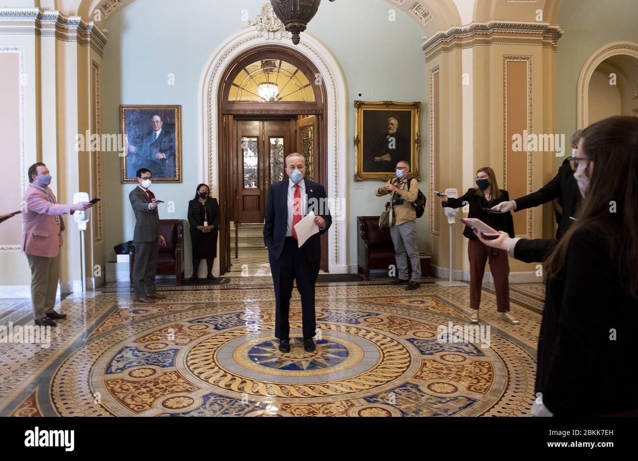 Washington, États-Unis. 04 mai 2020. Charles Schumer, leader minoritaire du Sénat, D-NY, parle aux journalistes car ils se sont réunis à distance sociale après que le Sénat s'est réuni à nouveau suite à un congé prolongé en raison de la pandémie de Coronavirus, sur Capitol Hill à Washington, DC, le lundi 4 mai 2020. Photo de Kevin Dietsch/UPI crédit: UPI/Alay Live News Banque D'Images
