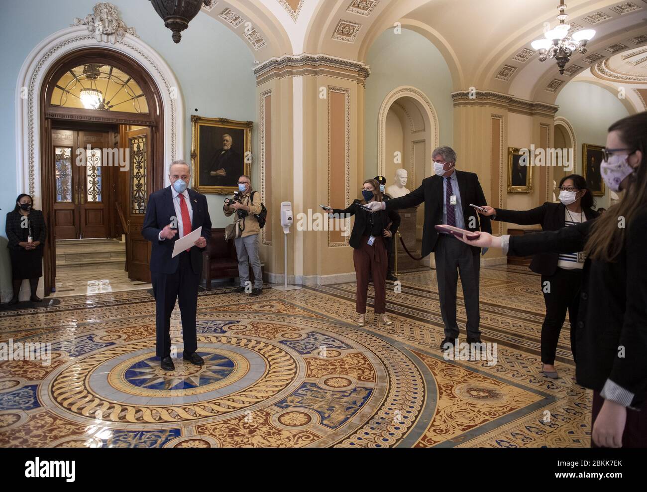 Washington, États-Unis. 04 mai 2020. Charles Schumer, leader minoritaire du Sénat, D-NY, parle aux journalistes car ils se sont réunis à distance sociale après que le Sénat s'est réuni à nouveau suite à un congé prolongé en raison de la pandémie de Coronavirus, sur Capitol Hill à Washington, DC, le lundi 4 mai 2020. Photo de Kevin Dietsch/UPI crédit: UPI/Alay Live News Banque D'Images