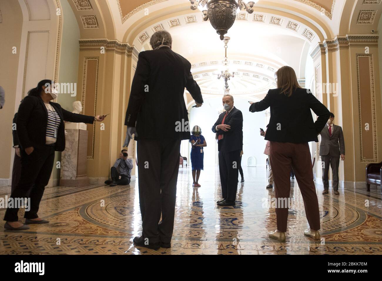 Washington, États-Unis. 04 mai 2020. Charles Schumer, leader minoritaire du Sénat, D-NY, parle aux journalistes car ils se sont réunis à distance sociale après que le Sénat s'est réuni à nouveau suite à un congé prolongé en raison de la pandémie de Coronavirus, sur Capitol Hill à Washington, DC, le lundi 4 mai 2020. Photo de Kevin Dietsch/UPI crédit: UPI/Alay Live News Banque D'Images