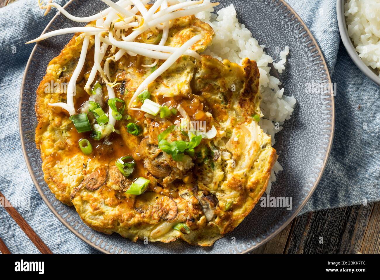 Omelette à l'oeuf chinois maison Foo Yung avec riz Banque D'Images