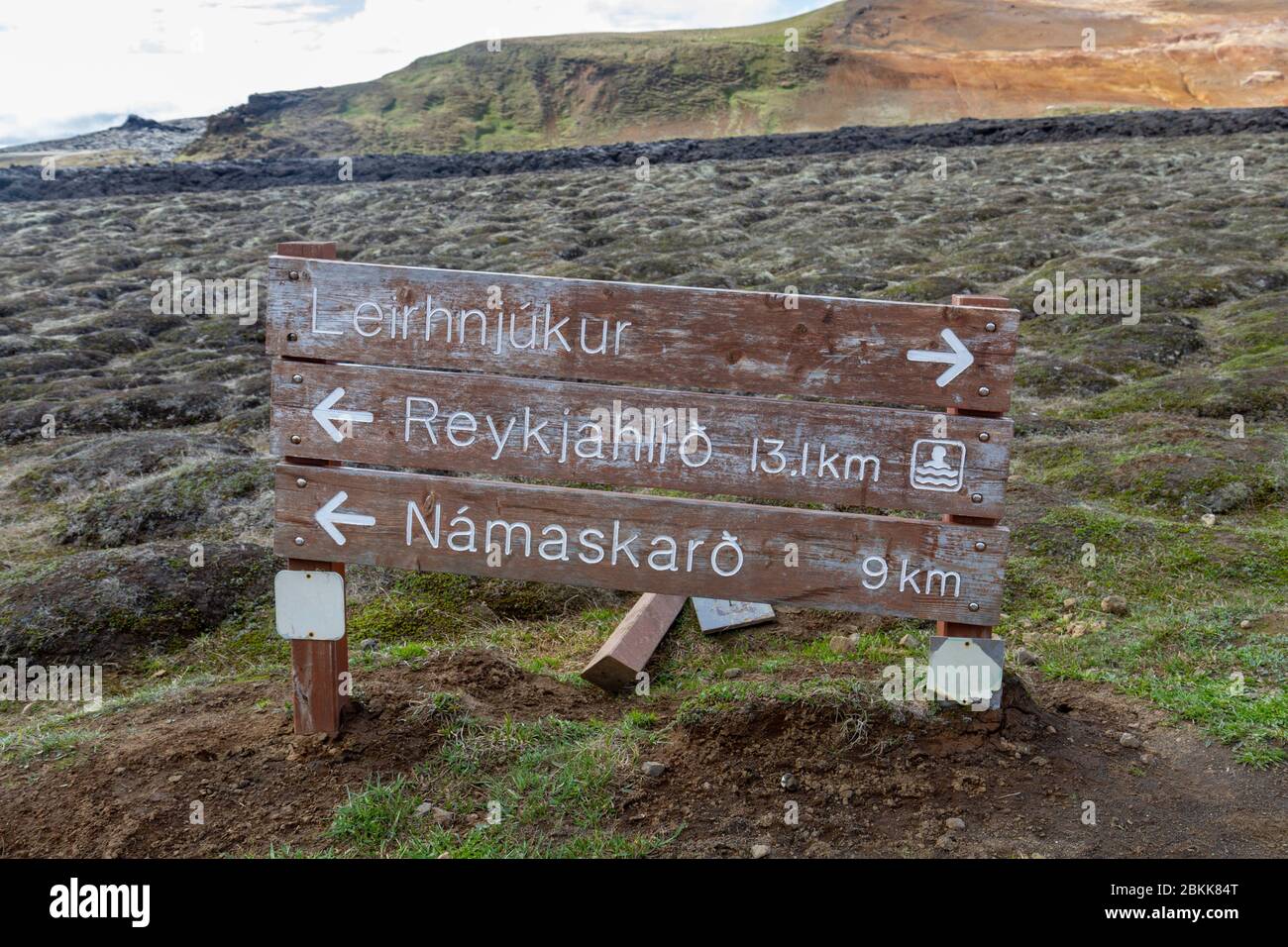 Panneaux de direction pour les visiteurs dans la zone volcanique de Krafla près de Mývatn, Islande. Banque D'Images