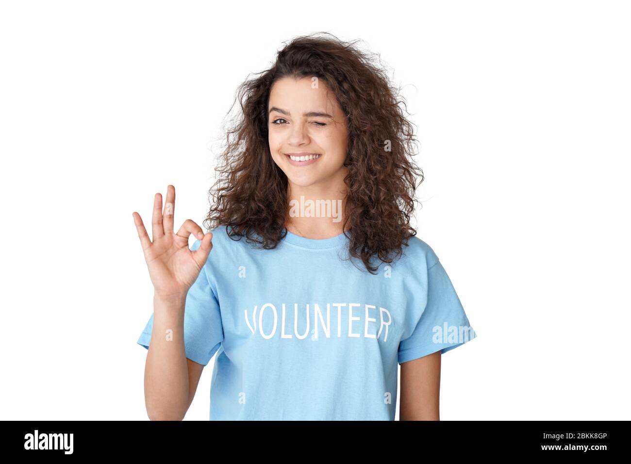 Sourire hispanique jeune fille volontaire montre ok signe isolé sur fond blanc. Banque D'Images