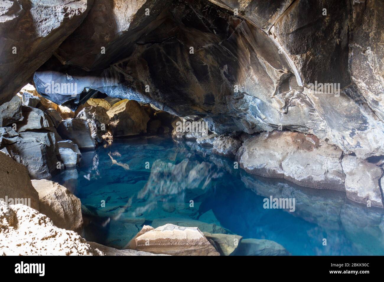 La grotte de Grjótagjá, une grotte de lave avec une source thermale magnifiquement claire (présentée dans 'Game of Thrones'), Myvatn, Islande. Banque D'Images