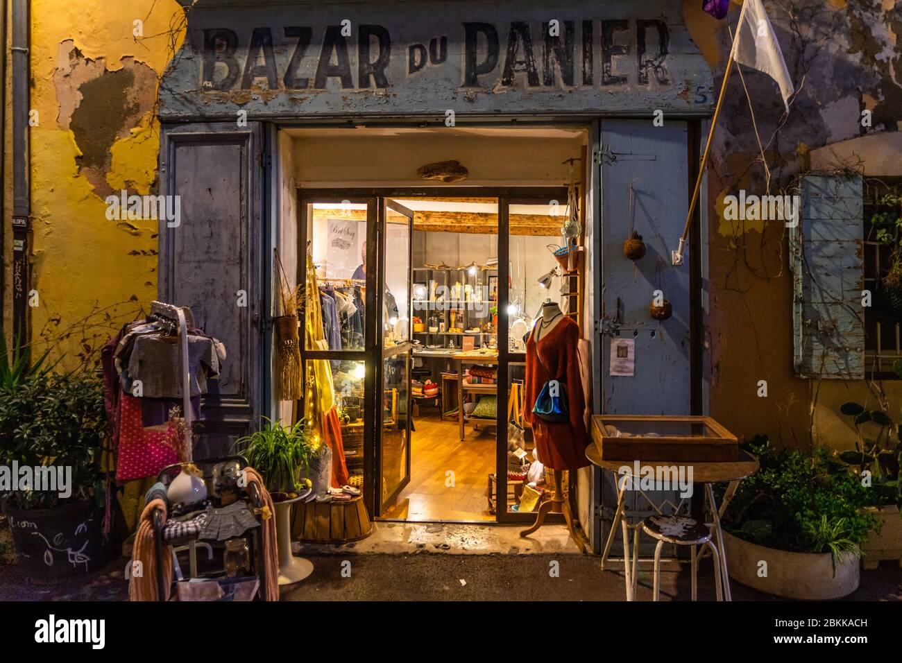 Vue nocturne de Bazar du Panier, l'un des magasins les plus typiques du quartier le Panier, le plus ancien quartier de Marseille Banque D'Images