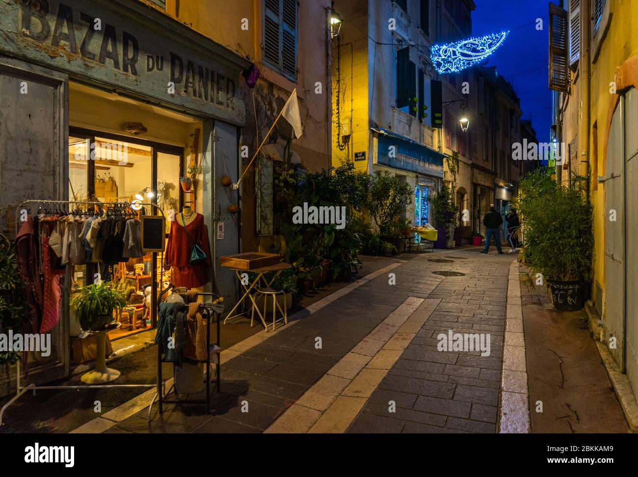 Marseille, France, 2 janvier 2020 - vue de nuit sur le quartier du Panier, le plus ancien quartier de Marseille avec ses rues étroites et ses boutiques typiques Banque D'Images