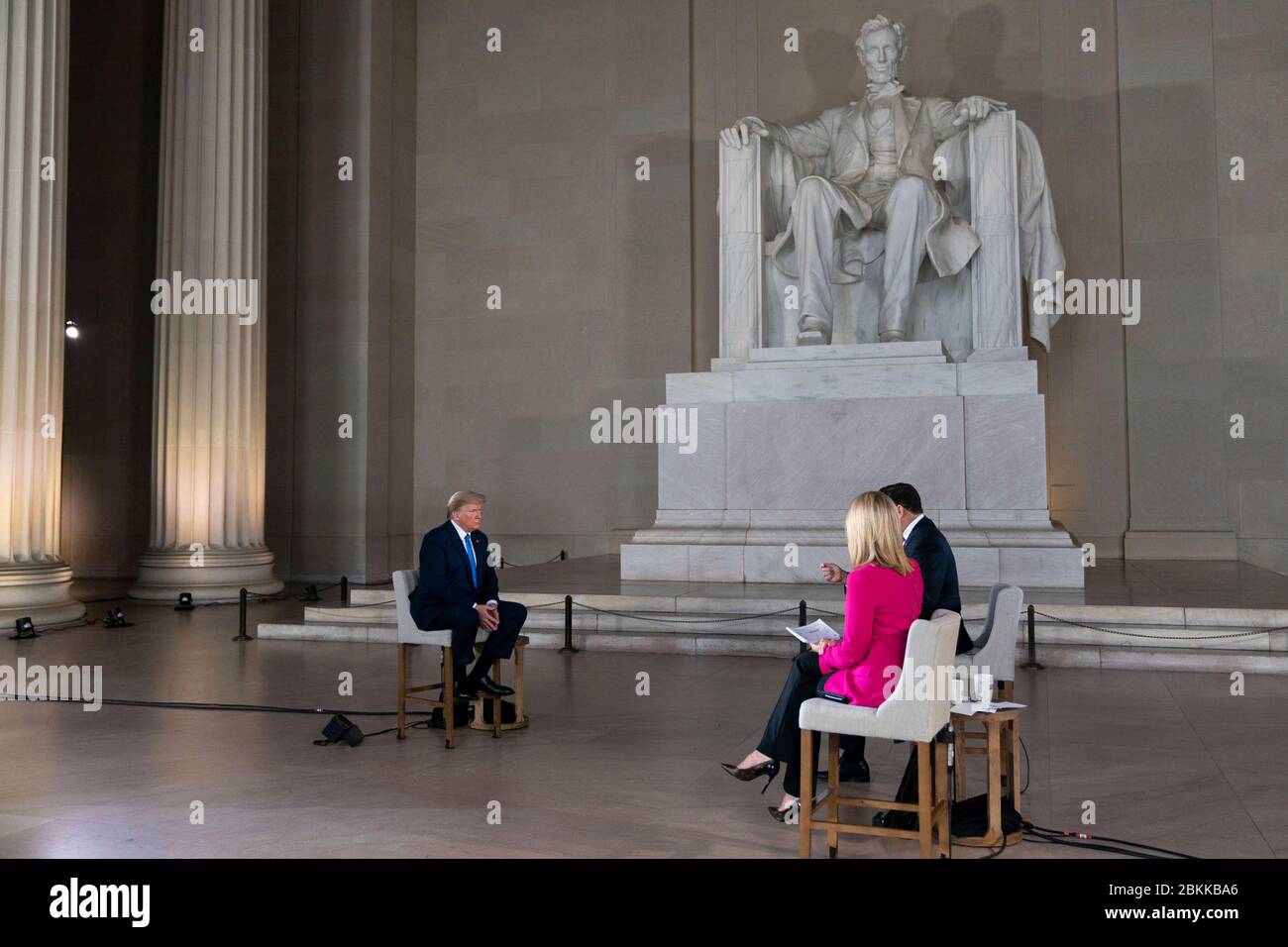Le président américain Donald Trump participe à UNE mairie virtuelle DE FOX News Channel intitulée America Together: Retour au travail, avec les co-modérateurs Bret Bier et Martha MacCallum de l'intérieur du Lincoln Memorial le 3 mai 2020 à Washington, D.C. Banque D'Images