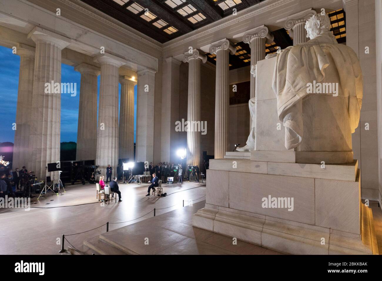 Le président américain Donald Trump participe à UNE mairie virtuelle DE FOX News Channel intitulée America Together: Retour au travail, avec les co-modérateurs Bret Bier et Martha MacCallum de l'intérieur du Lincoln Memorial le 3 mai 2020 à Washington, D.C. Banque D'Images