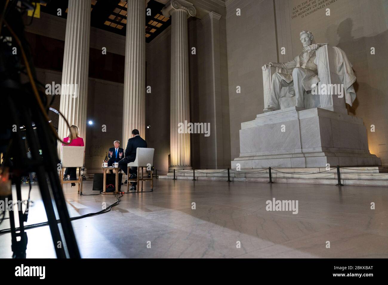 Le président américain Donald Trump participe à UNE mairie virtuelle DE FOX News Channel intitulée America Together: Retour au travail, avec les co-modérateurs Bret Bier et Martha MacCallum de l'intérieur du Lincoln Memorial le 3 mai 2020 à Washington, D.C. Banque D'Images