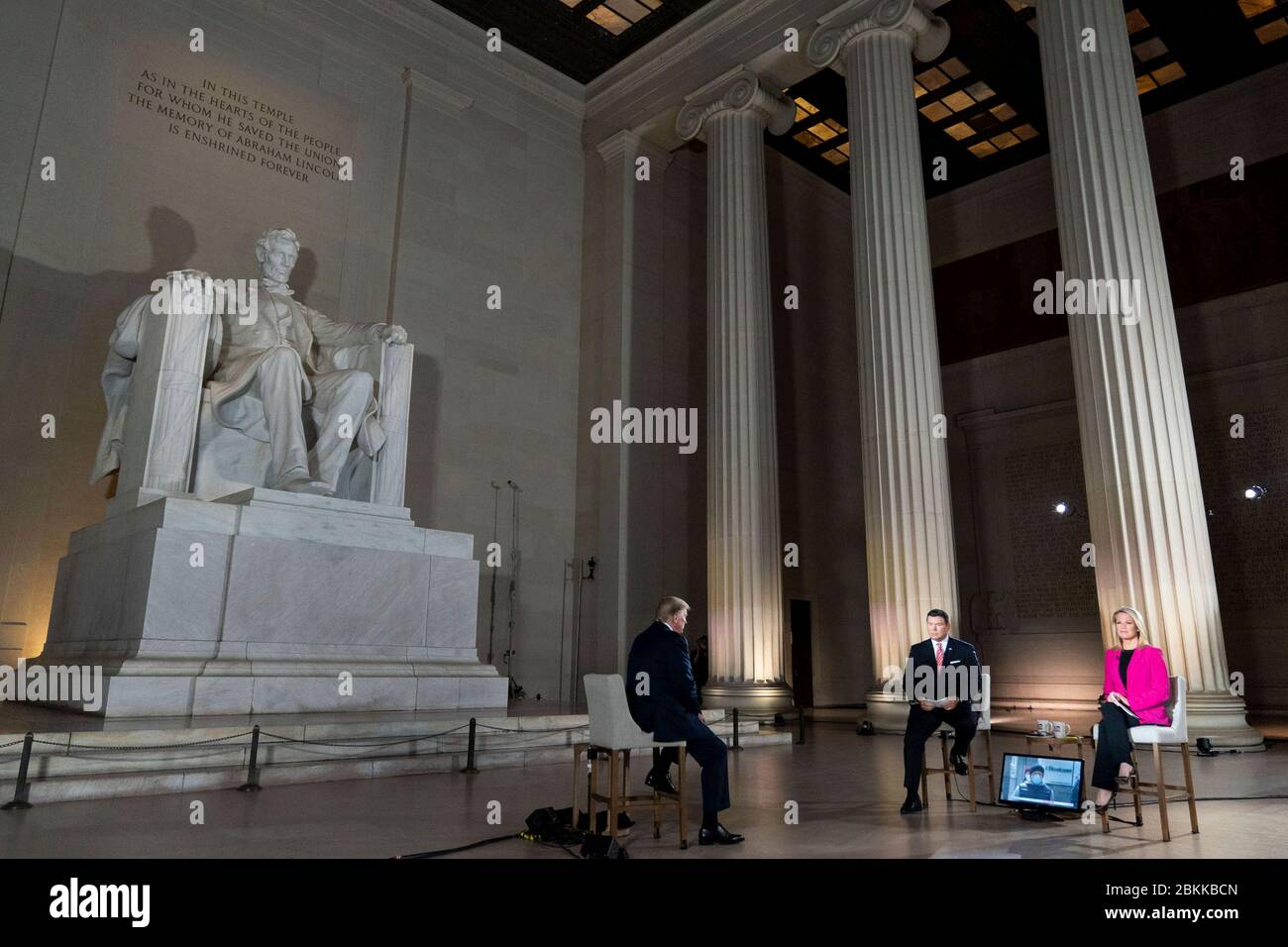 Le président américain Donald Trump participe à UNE mairie virtuelle DE FOX News Channel intitulée America Together: Retour au travail, avec les co-modérateurs Bret Bier et Martha MacCallum de l'intérieur du Lincoln Memorial le 3 mai 2020 à Washington, D.C. Banque D'Images