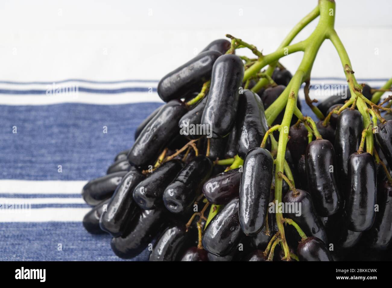 Les raisins doux de Saphire cultivés en Californie sont une nouvelle variété passionnante qui est croustillant et a une forme simple longue comme un doigt. Banque D'Images