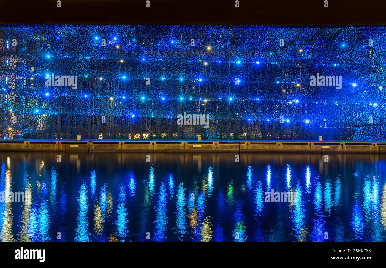 Illuminations nocturnes pittoresques de MuCEM (Musée des civilisations européennes et méditerranéennes). Marseille, France, janvier 2020 Banque D'Images