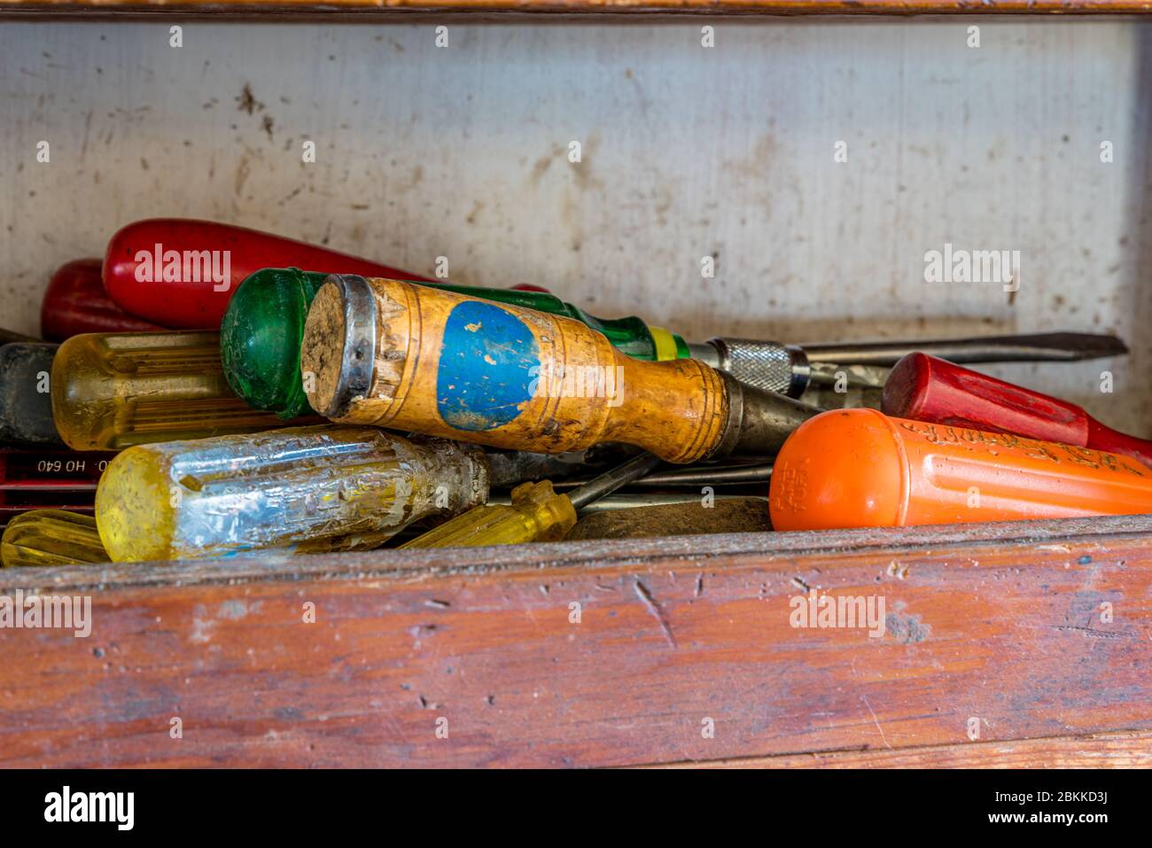SWIFT Current, SK/Canada- 1 mai 2020 : une collection de tournevis anciens dans un ancien atelier Banque D'Images