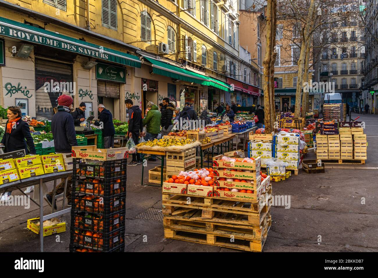 Les gens font du shopping au marché aux fruits dans le centre-ville de Marseille. Marseille, France, janvier 2020 Banque D'Images