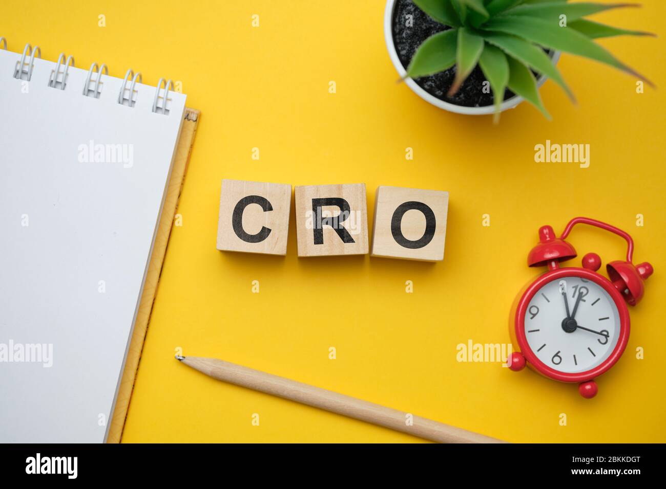 Moderne marketing Buzzword CRO - optimisation du taux de conversion. Vue de dessus sur une table en bois avec des blocs. Vue de dessus. Gros plan. Banque D'Images