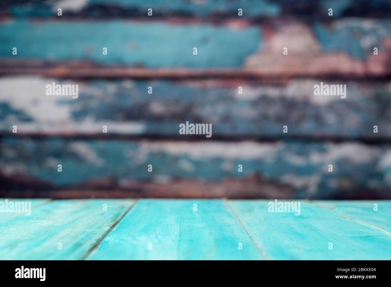 L'arrière-plan de l'aqua en bois vide est contre un mur en bois rustique Banque D'Images