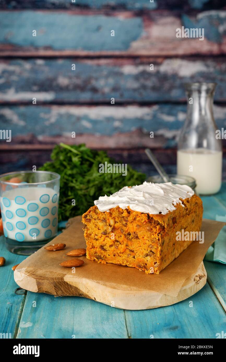 Gâteau de carotte vegan sur l'aqua menthe fond rustique Banque D'Images
