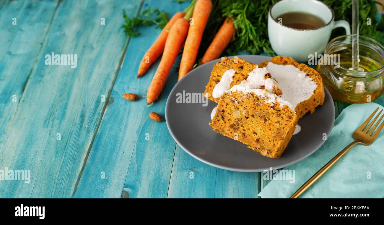 Morceaux de gâteau de carotte sur fond en bois d'aqua- menthe Banque D'Images