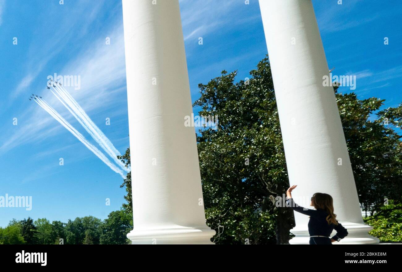 La première dame des États-Unis Melania Trump s'est défait du balcon de la salle bleue de la Maison Blanche en tant qu'Escadron de démonstration aérienne de la Force aérienne, les Thunderbirds, Et les Blue Angels de la Marine, volent en formation sur le Washington Monument, pendant le fort survol américain le 2 mai 2020 à Washington, D.C. America Strong est un hommage de la Marine et de l'Armée de l'Air pour reconnaître les travailleurs de la santé, les premiers intervenants, Et d'autres membres du personnel essentiel dans un spectacle de solidarité nationale pendant la pandémie COVID-19. Banque D'Images