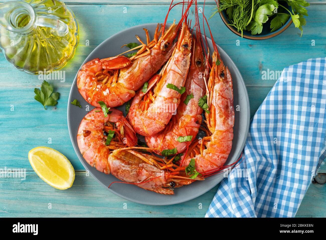 Gros plan de crevettes rouges argentines sur fond d'aqua Menthe Banque D'Images