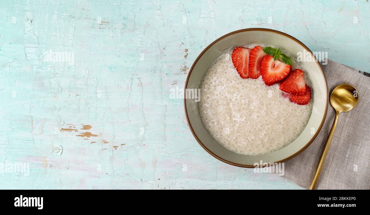 Vue de dessus du pudding au tapioca avec du lait à base de plantes Banque D'Images