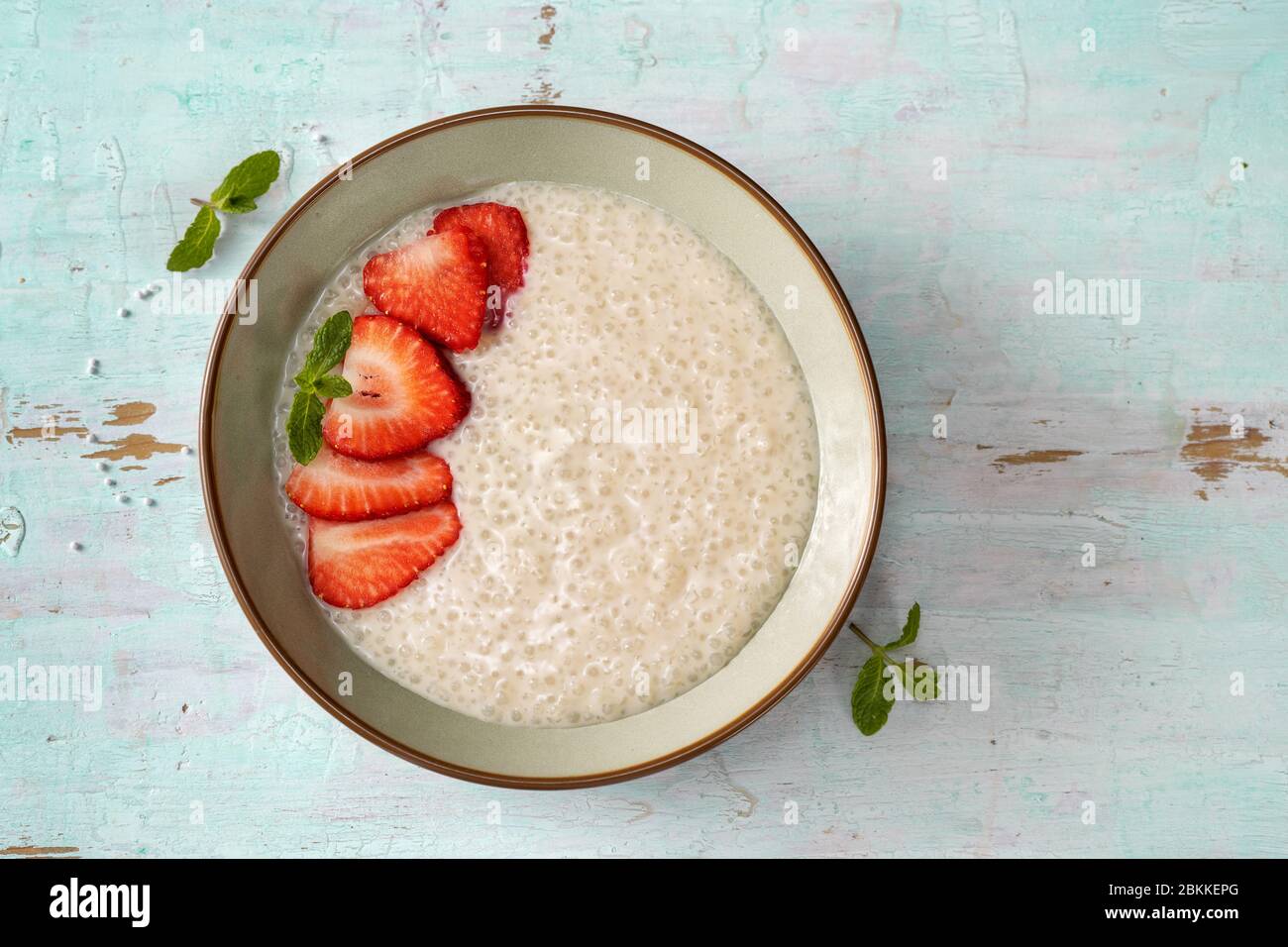 Gros plan du pudding au tapioca avec du lait à base de plantes Banque D'Images