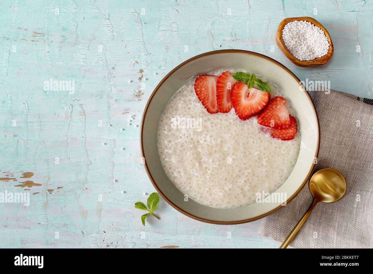 Gros plan du pudding au tapioca avec du lait à base de plantes Banque D'Images Gros plan du pudding au tapioca avec du lait à base de plantes Banque D'Images