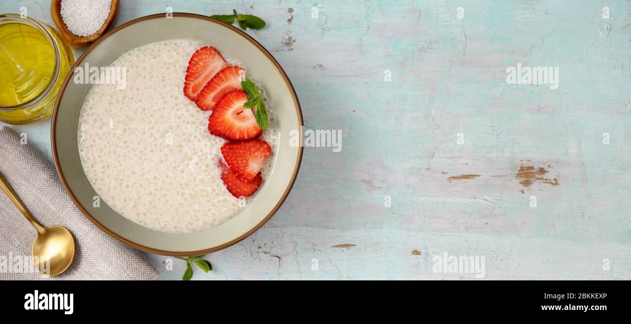 Vue de dessus du pudding au tapioca avec du lait à base de plantes Banque D'Images