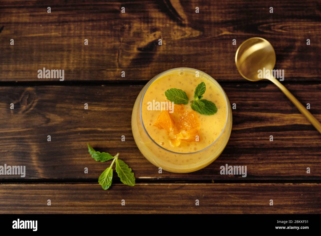 Vue de dessus du verre avec pouding de tapioca orange et végétalien Banque D'Images