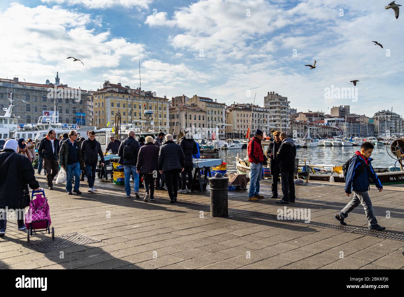 Vue sur le célèbre marché aux poissons de Marseille, au Vieux Port. Marseille, France, janvier 2020 Banque D'Images