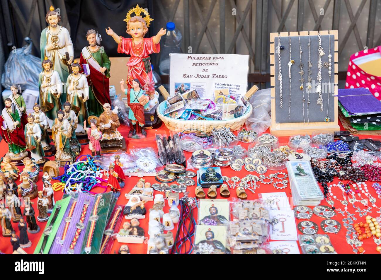 Stand de rue avec objets religieux à vendre, Madrid, Espagne Banque D'Images Stand de rue avec objets religieux à vendre, Madrid, Espagne Banque D'Images